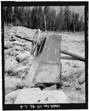 HAER photo of outlet gate wheel and steam, looking north, July 1985