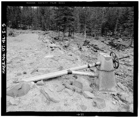 HAER photo of outlet gate wheel and stem at Island Lake Dam, July 1985